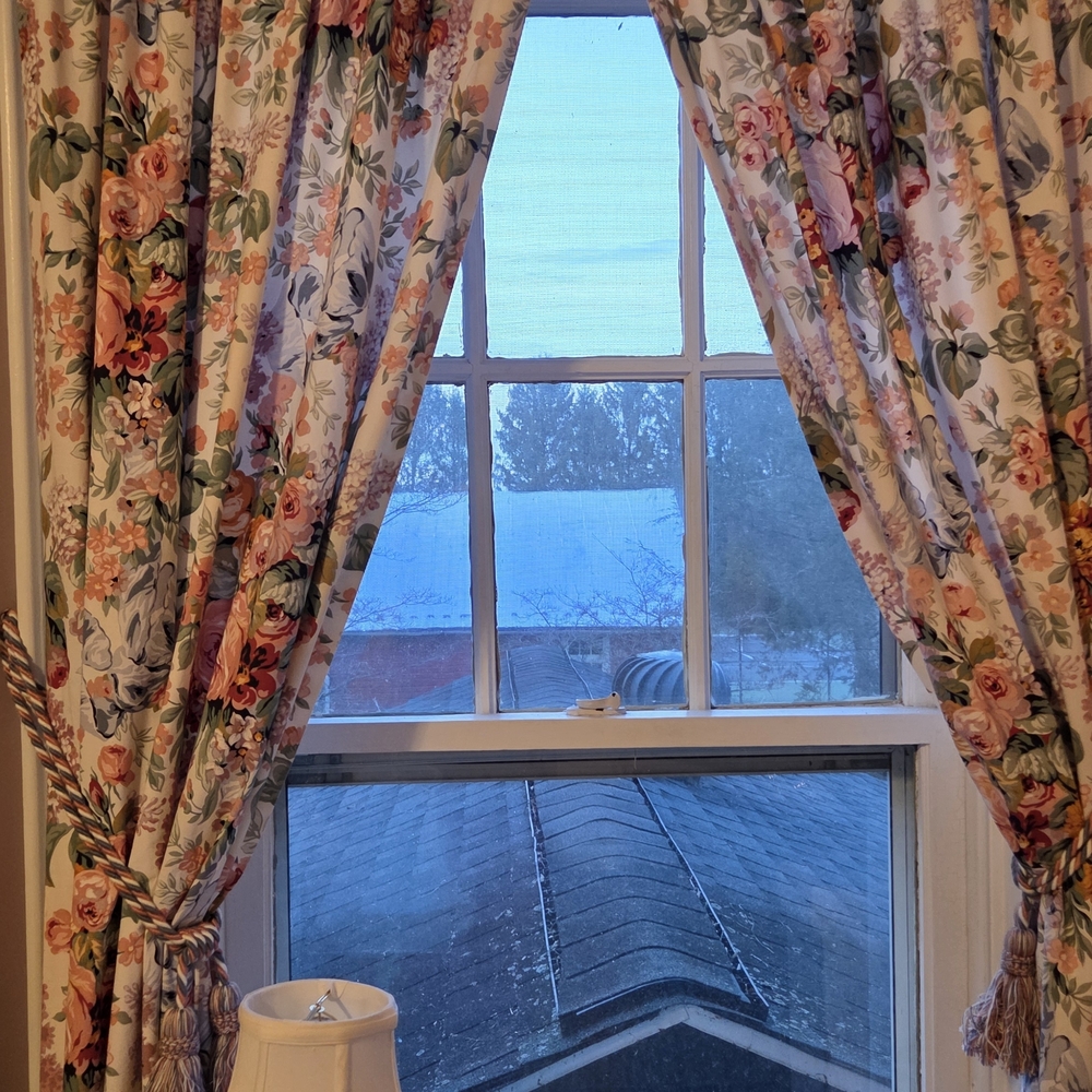 Ralph Lauren "Allison" Floral Duvet and Curtains in Pink, Blue, Yellow - Picture 6 of 7